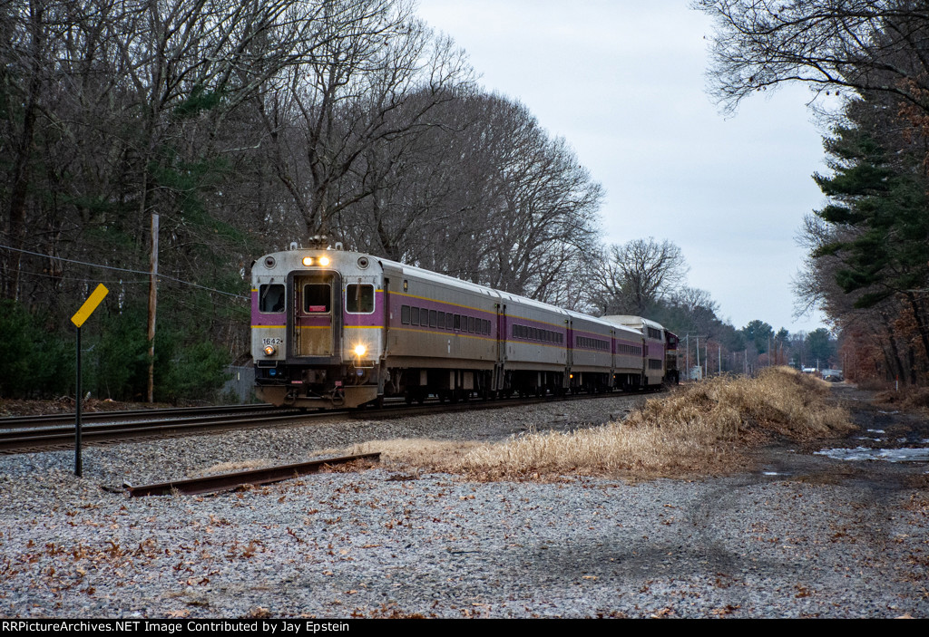 Keolis #420 approaches Snake Hill Road 